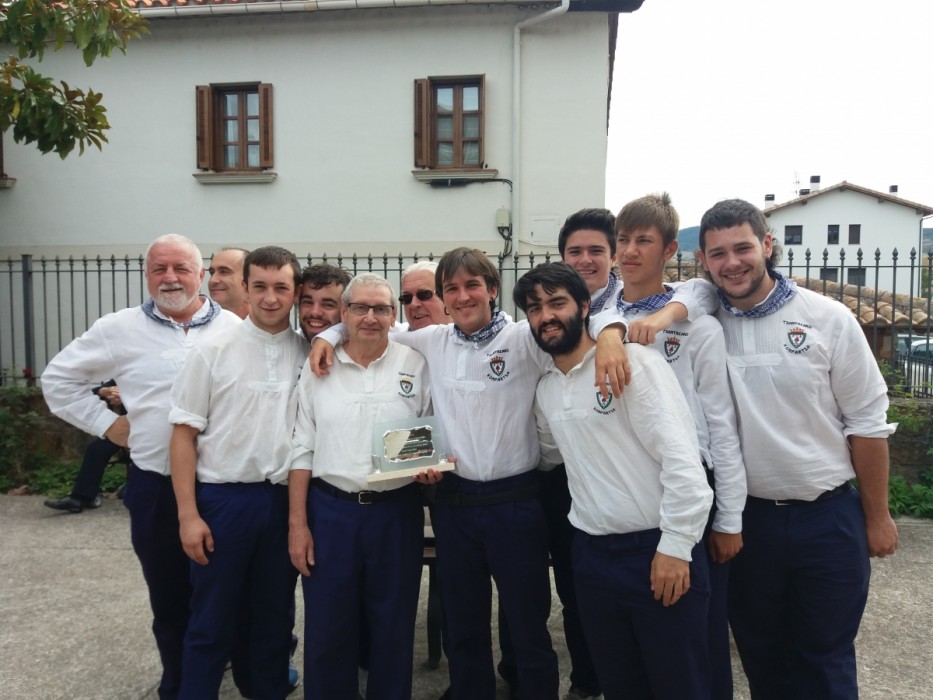 EL PUEBLO DE UNDIANO HOMENAJEÓ A LA COMPARSA