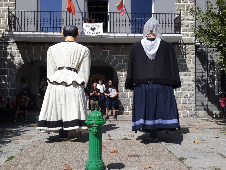 LA COMISIÓN DE FIESTAS DEL BARRIO, HOMENAJEADA DE LA COMPARSA DE ESTE AÑO