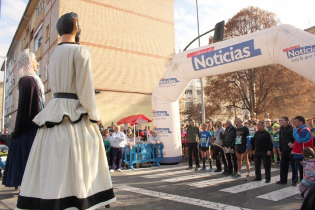 LA COMPARSA QUISO RENDIR UN SENTIDO HOMENAJE A LA COMISIÓN DE ORGANIZACIÓN DEL CROSS DE LA TXANTREA POR SU 25 ANIVERSARIO