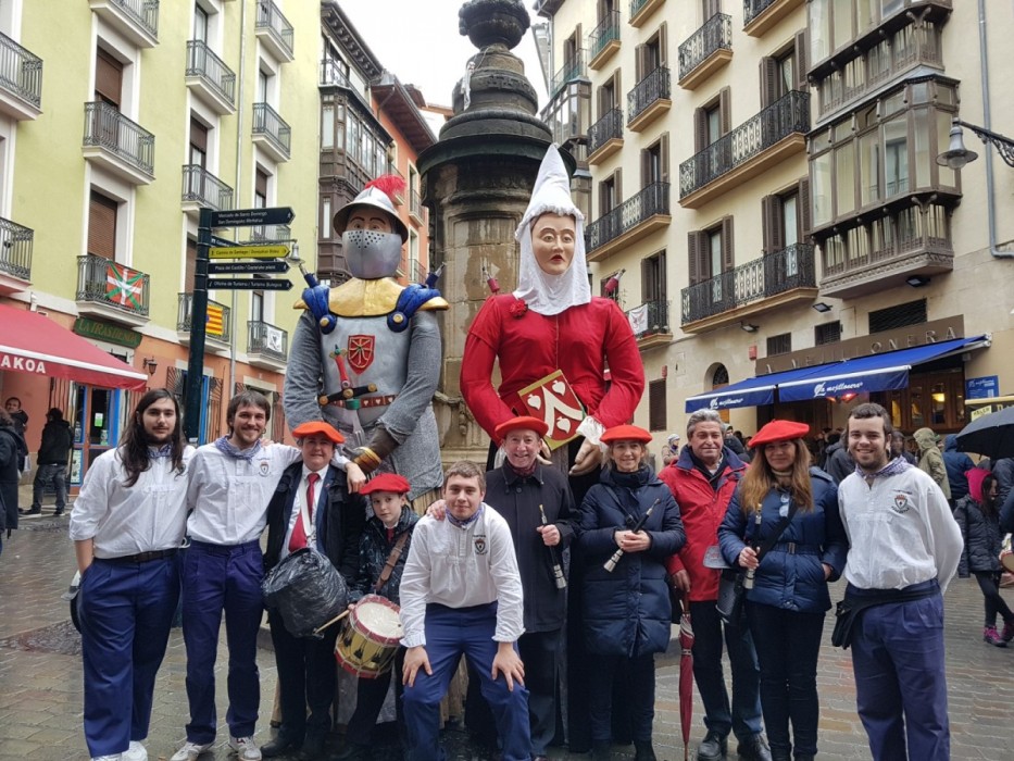 LA COMPARSA Y GAITEROS PAMPLONA JUNTOS EN LA FIESTA DE CALDEREROS Y CALDERERAS