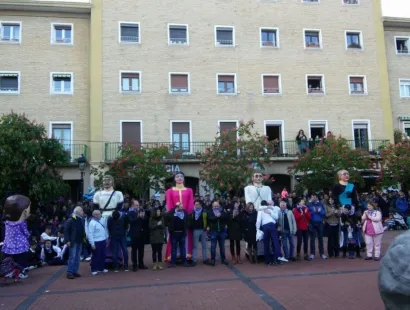 LA COMPARSA REALIZÓ UN SENTIDO HOMENAJE A LAS PERSONAS QUE COMENZARÓN LA ANDADURA DE LA COMPARSA TXIKI