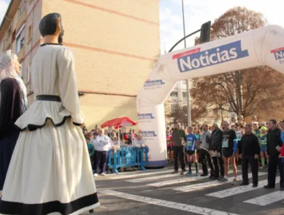 LA COMPARSA QUISO RENDIR UN SENTIDO HOMENAJE A LA COMISIÓN DE ORGANIZACIÓN DEL CROSS DE LA TXANTREA POR SU 25 ANIVERSARIO