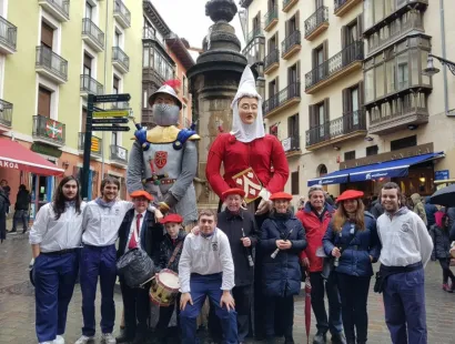 LA COMPARSA Y GAITEROS PAMPLONA JUNTOS EN LA FIESTA DE CALDEREROS Y CALDERERAS